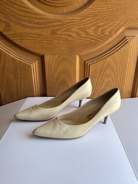 Salvatore Ferragamo Ivory Kitten Heel Pumps Pointed Toe Vintage Leather 9.5B